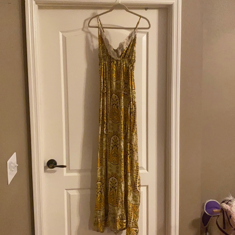 GORGEOUS YELLOW MAXI DRESS 👗 W EMBROIDERY AND RUFFLES 💜💛💟🌈